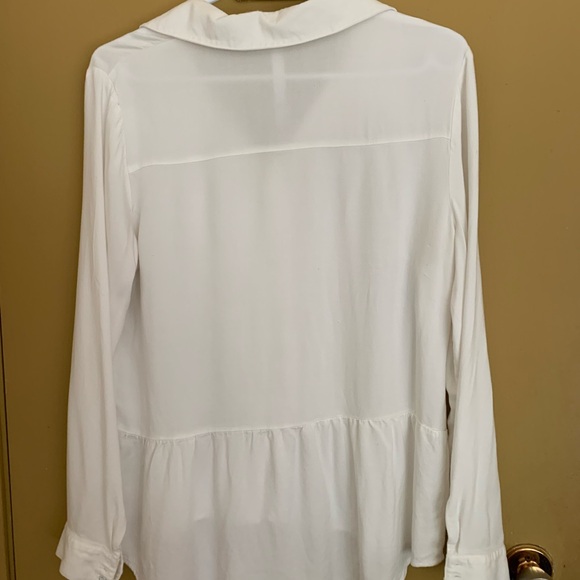 KENSIE Large off white blouse that falls loose. - Picture 2 of 4